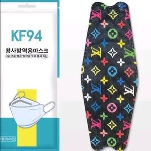 Disposable face mask (signature brand) I’m selling it per pack.. 10pcs/pack..